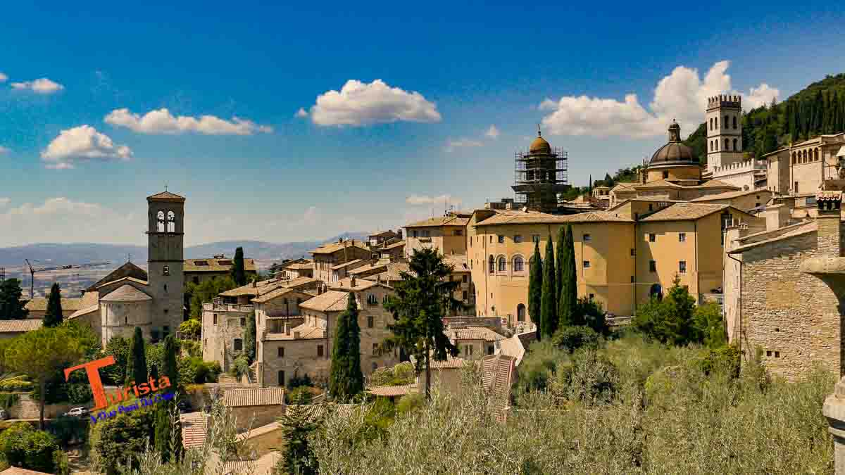 assisi-panorama-turista-a-due-pasqsi-da-casa