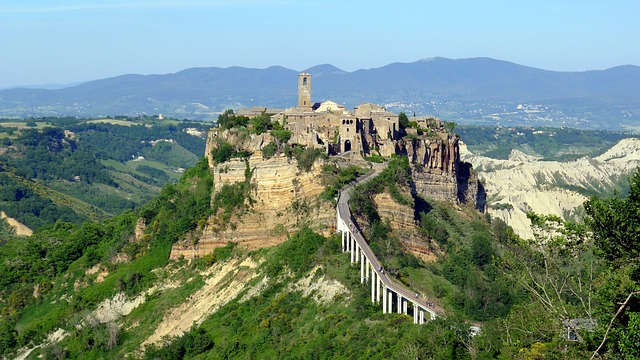 civita-di-bagnoregio-2286541_640
