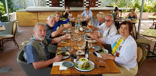 foto-di-gruppo-a-pranzo