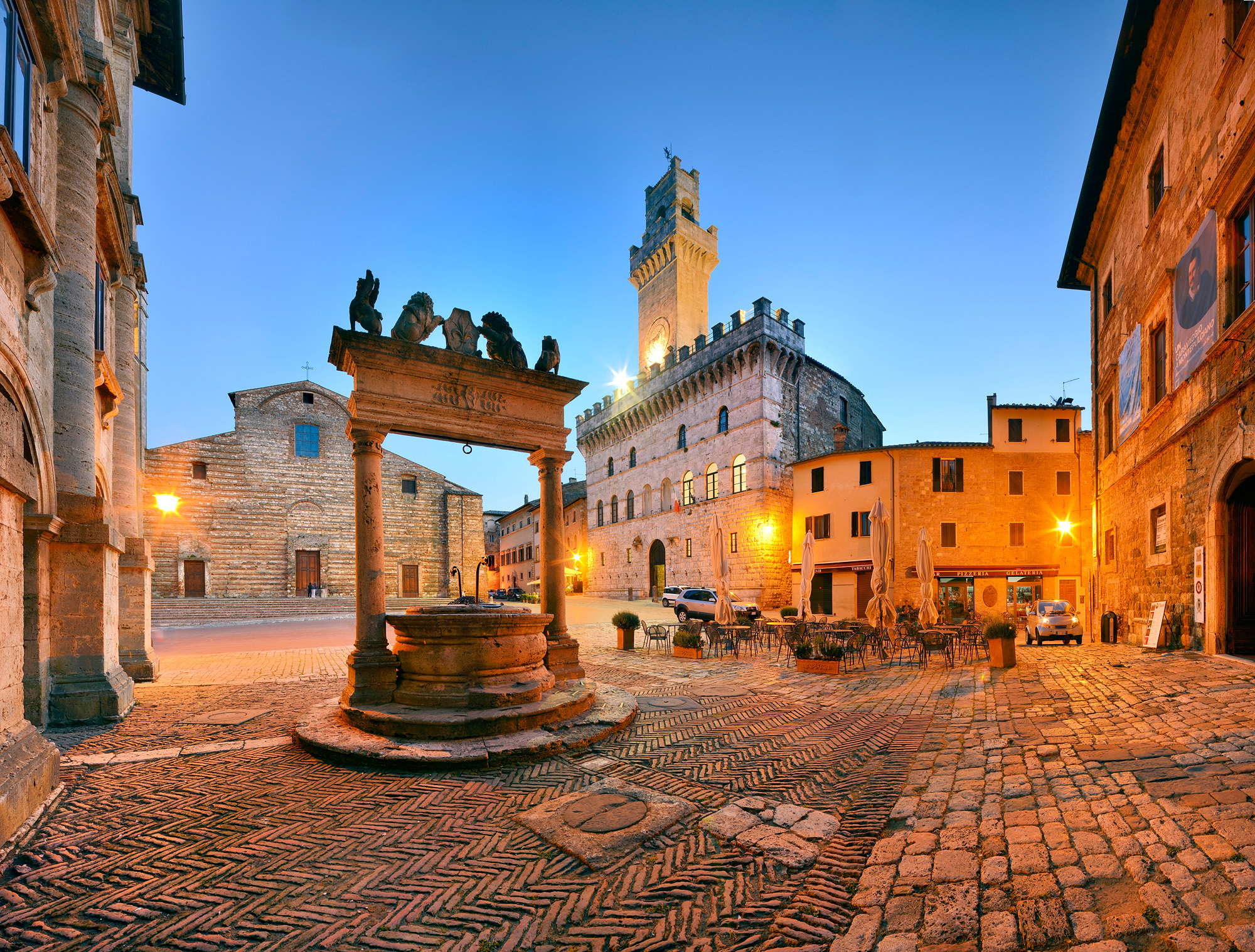 montepulciano-piazza-grande-blue-hour