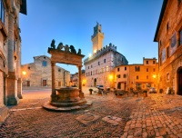 montepulciano-piazza-grande-blue-hour
